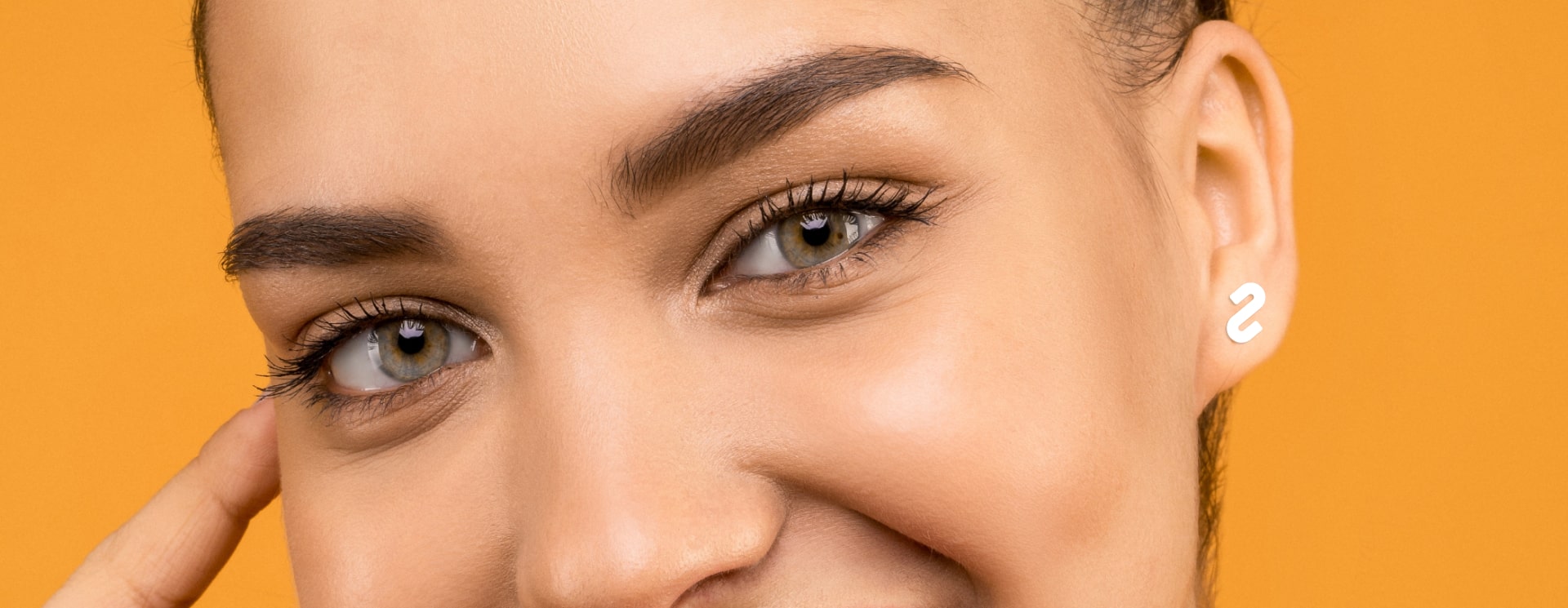 Девушка на жёлтом фоне